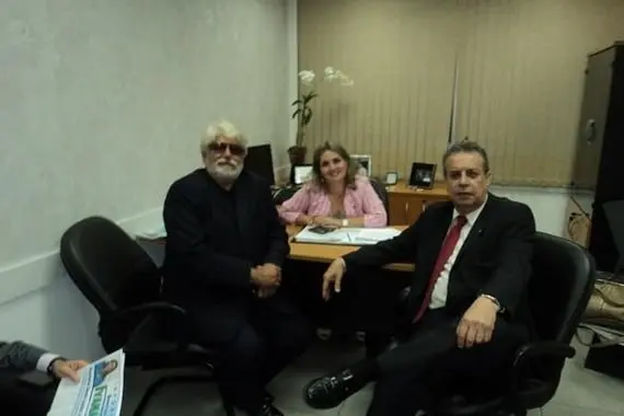 Ivana Bastos recebe visita do geólogo João Cavalcanti
