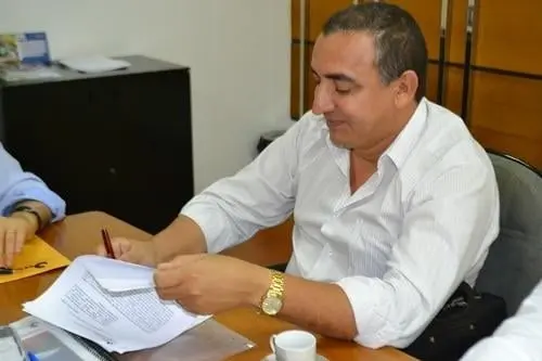 Prefeito de Urandi assina convênio para recuperação de estradas