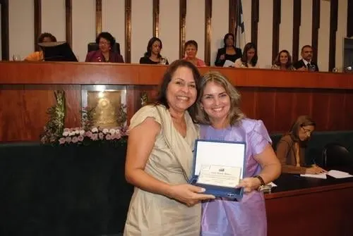 Ivana Bastos presta homenagem à promotora Lucia Helena