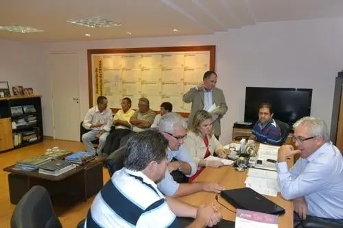 Deputada intermedia demandas de Riacho de Santana na Seinfra