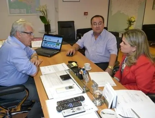 Ivana Bastos protocola pedido de iluminação pública para Candiba