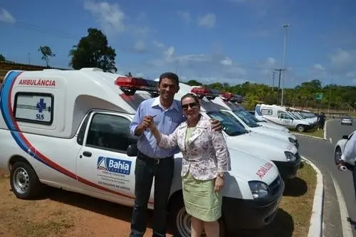 Ivana Bastos comemora entrega de ambulâncias para Pindaí e Iuiu