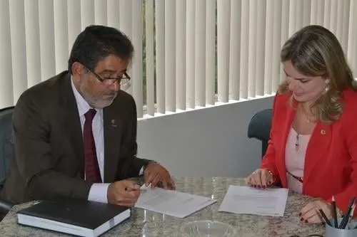 Ivana Bastos entrega documento sobre Adutora do Algodão ao presidente da Embasa