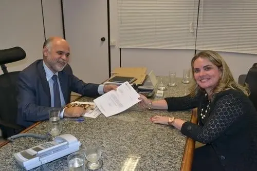 Deputada encaminha documento sobre Adutora do Algodão ao secretário César Lisboa
