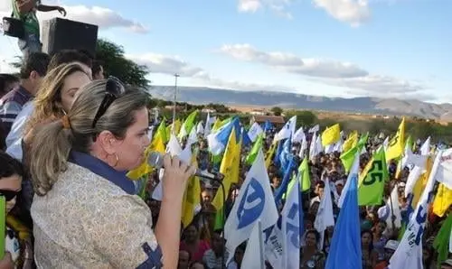 Ivana Bastos participa de comício em Dom Basílio