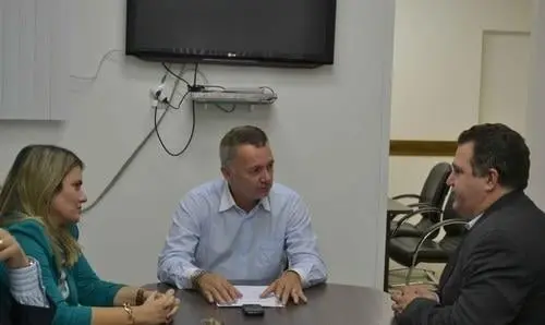 Ivana Bastos e prefeito eleito de Dom Basílio participam de audiência na Sudesb