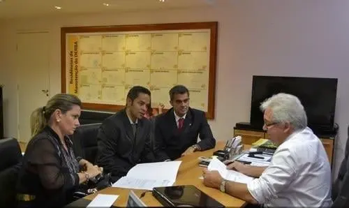 Ivana Bastos e prefeito de Serra do Ramalho cumprem agenda de audiências