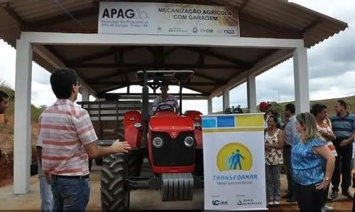 Ivana Bastos participa de entrega de trator para Guirapá, em Pindaí