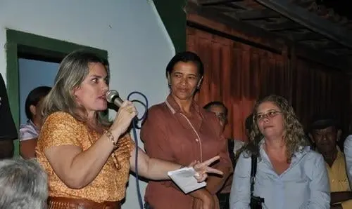 Ivana Bastos comemora chegada de energia para comunidades de Pindaí