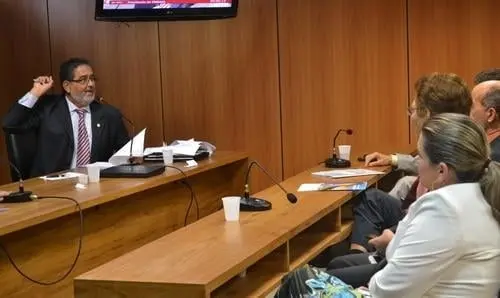 Deputada participa de audiência pública com presidente da Embasa