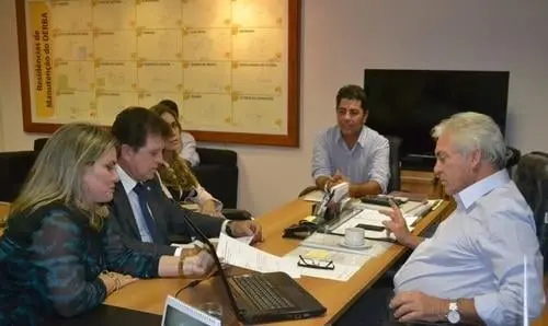 Ivana Bastos solicita iluminação de avenidas de Lagoa Real