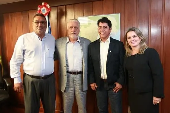 Deputada e prefeito de Lagoa Real participam de audiência com Jaques Wagner