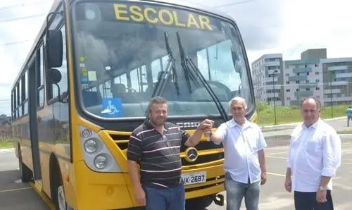  Lagoa Real recebe ônibus com apoio de programa do MEC