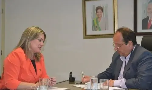 Deputada acompanha andamento de pleitos apresentados ao governador Jaques Wagner