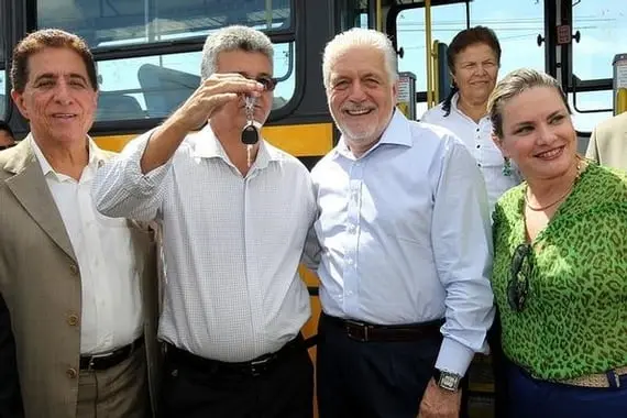 Deputada participa de entrega de ônibus escolares