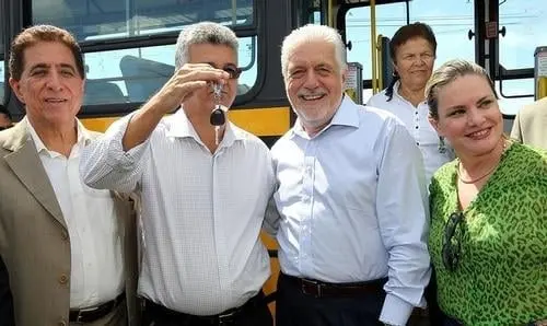 Deputada participa de entrega de ônibus escolares