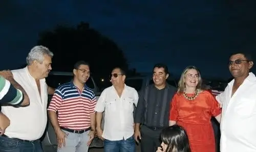 Comunidade de Carinhanha comemora com Ivana a chegada da energia elétrica