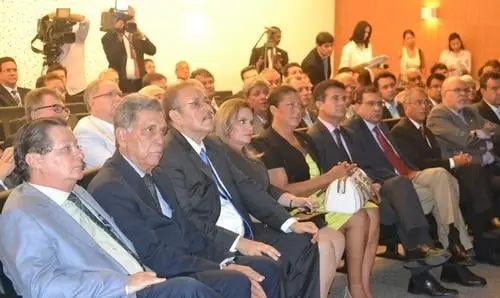 Deputada participa da assinatura do contrato do Porto Sul