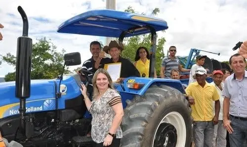Famílias de Berimbau e Jurema são beneficiadas com trator agrícola