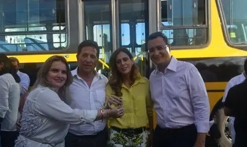 Deputada participa da entrega de ônibus escolares