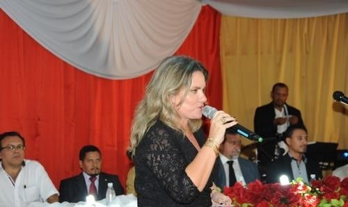 Ivana Bastos prestigia solenidade de formatura da UNOPAR