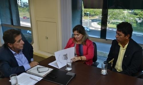 Deputada e comitiva de Lagoa Real apresentam demandas ao secretário de Educação