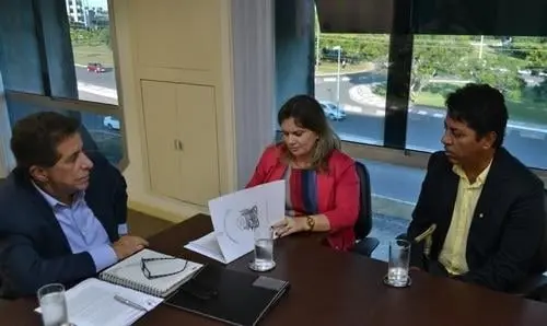 Deputada e comitiva de Lagoa Real apresentam demandas ao secretário de Educação
