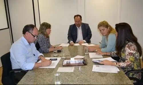 Pindaí: Deputada e prefeita garantem obras de pavimentação de praça e ruas