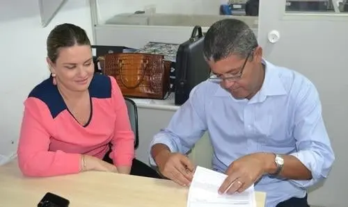 Lajedinho: deputada comemora assinatura de convênio para construção de praça