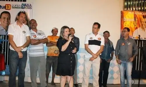 Ivana Bastos reúne com população de bairro