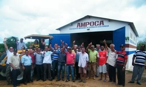 Ivana Bastos participa de entrega de trator agrícola em Iuiu