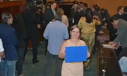 Ivana Bastos entrega diploma de deputada na Assembleia Legislativa