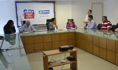 Ivana Bastos e prefeitos se reúnem com secretário de Educação