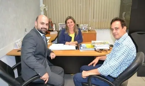 Deputada recebe diretores da Bahiafarma em seu gabinete