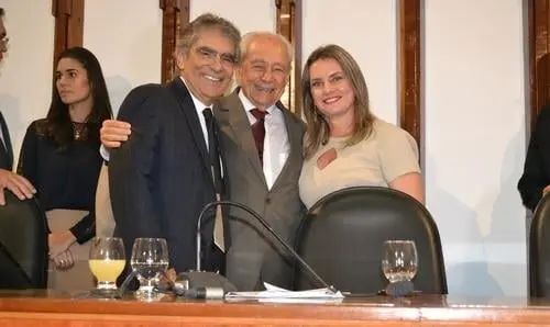 Deputada Ivana Bastos prestigia entrega de título ao ex-ministro Ayres Britto
