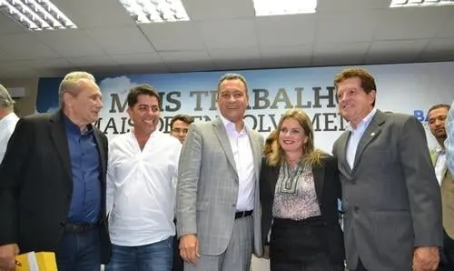 Deputada participa de entrega equipamentos do Derba para municípios baianos