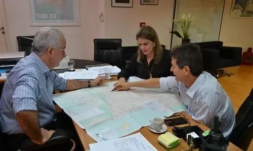 Ivana Bastos solicita obras de pavimentação na Secretaria de Infraestrutura