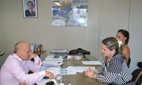 Ivana Bastos acompanha solicitações de energia elétrica para comunidades rurais
