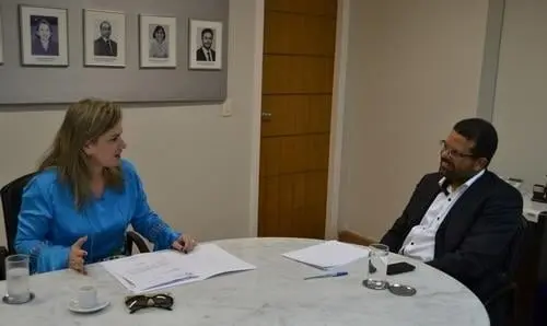 Deputada se reúne com secretário da Administração após abertura dos trabalhos 