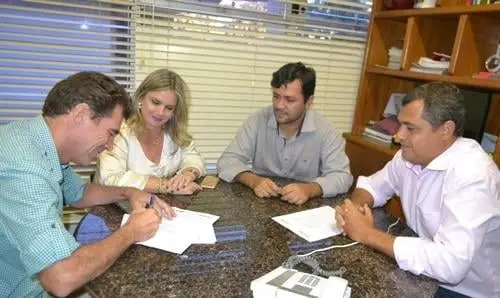 Deputada garante trator e convênio para cooperativa de leite de Lagoa Real