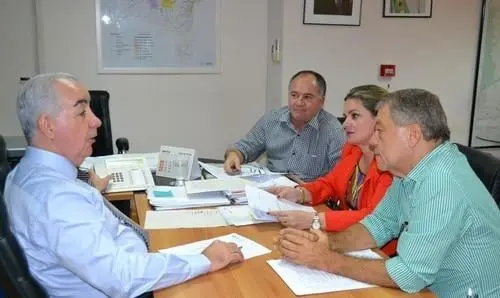 Ivana Bastos e prefeito de Utinga se reúnem com secretário de Infraestrutura