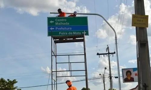 Obras de sinalização de trânsito são executadas em Carinhanha
