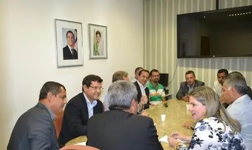 Ivana e comitiva de prefeitos se reúnem com secretário de Desenvolvimento Rural