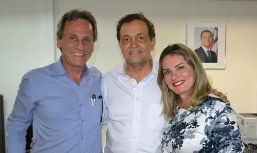 Ivana Bastos comemora liberação de ônibus escolar para Dom Basílio