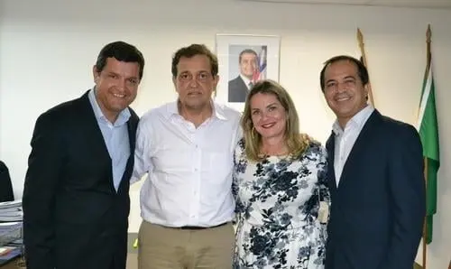 Ivana e prefeito de Guanambi solicitam implantação do ensino médio em distritos