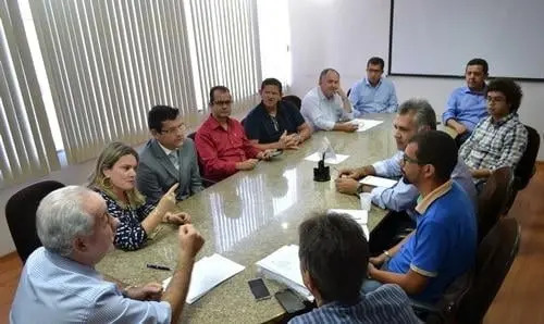 Ivana Bastos e Consórcio Alto Sertão apresentam demandas na Seinfra