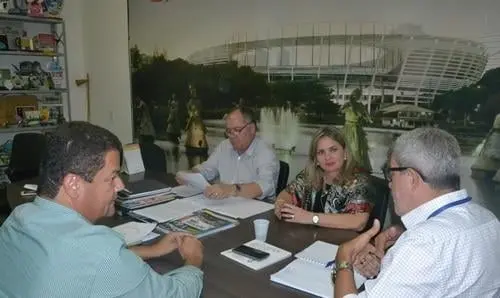 Na Sudesb, deputada pede quadras e material esportivo para Lajedinho