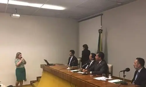 Ivana Bastos debate questões da reforma política durante seminário da Unale