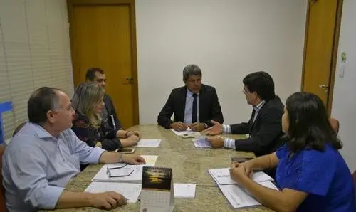 Riacho de Santana: deputada e prefeito apresentam demandas na SDR