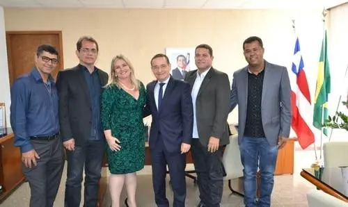 Na SIHS, Ivana Bastos e comitiva de Guanambi debatem ampliação de rede de água 